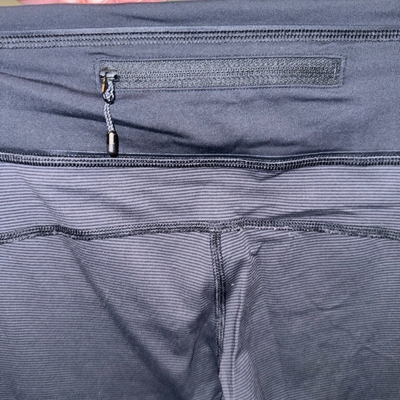 Lululemon Black and Grey Cropped Pinstriped Athletic Leggings Size 4 - Picture 5 of 10
